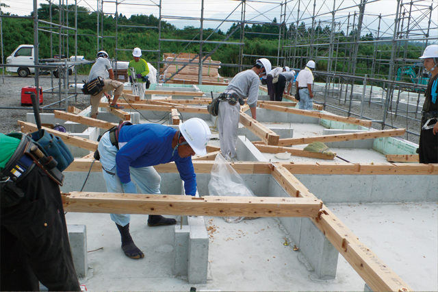 全仮設住宅建設の様子（土台伏せ）