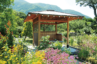 ご自宅のお庭に東屋